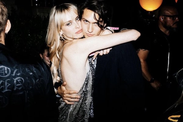 cach phu nu bi cuon vao ban